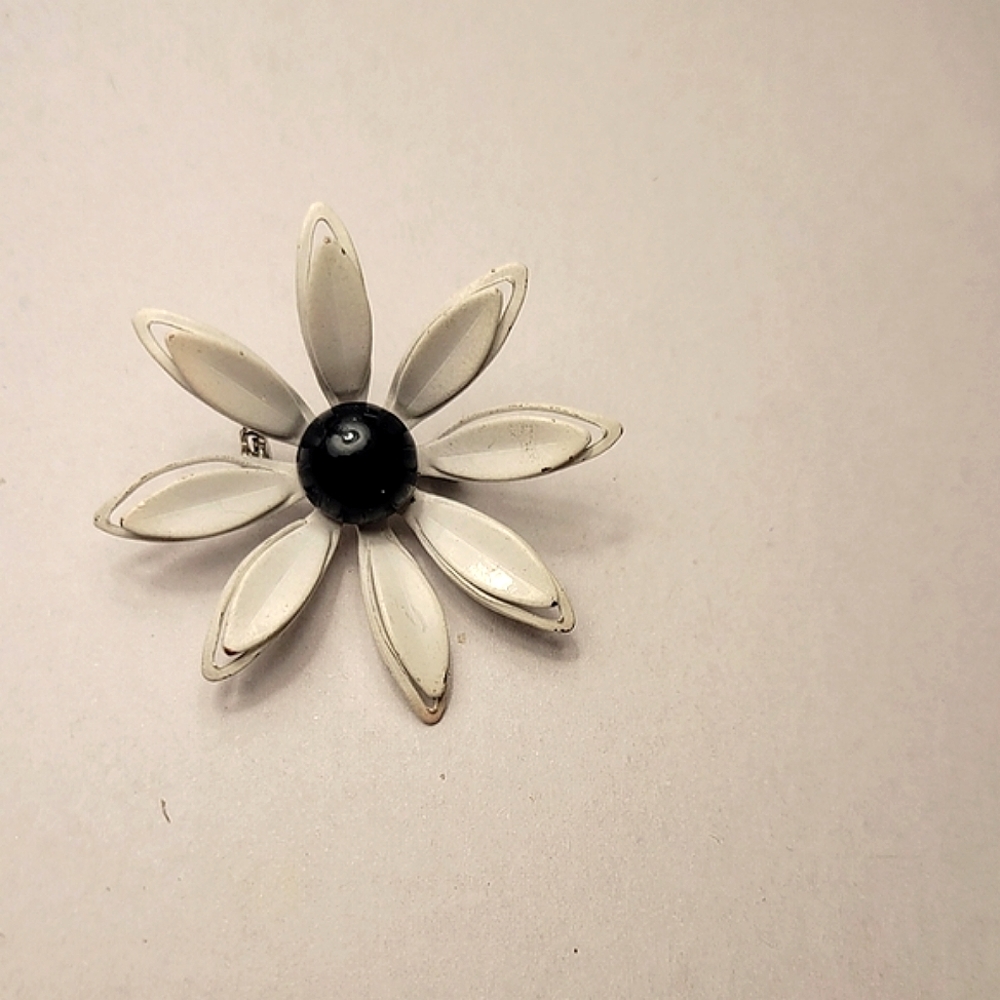 Vintage Daisy Enamel Pin Brooch, Vintage, Cut Out, Ivory & Black